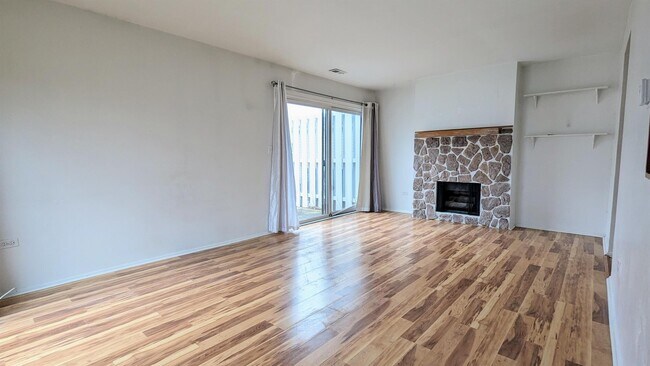 Foto del edificio - 791 Barnaby Pl