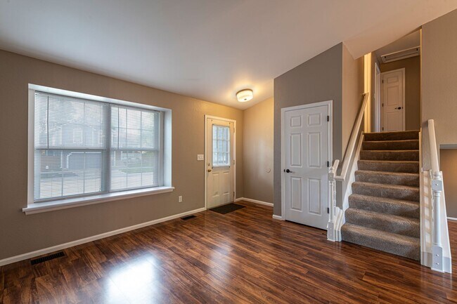 Foto del edificio - Wonderful 4-bed, 3-bath home adjacent to walking paths and parks