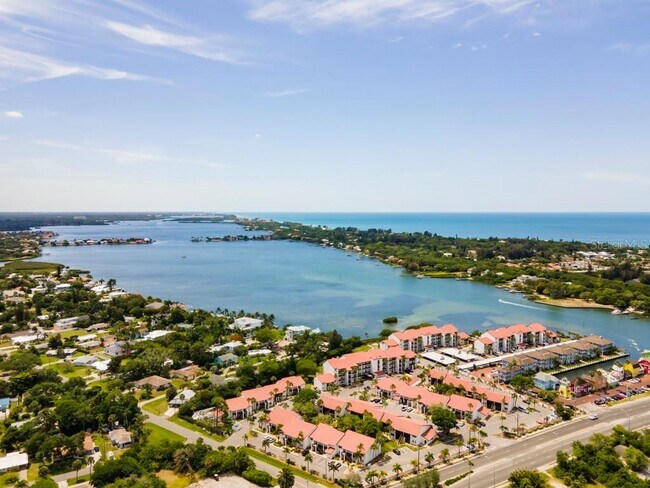 Foto del edificio - 1656 Stickney Point Rd