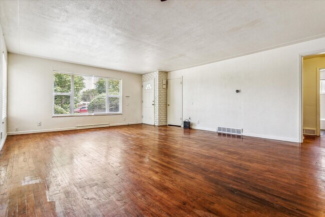 Building Photo - Spacious 4Bed/2Bath Ground Floor Unit in D...