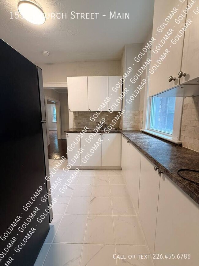 Photo du bâtiment - All Inclusive - main floor of house - Available now!