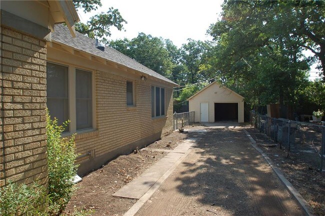 Building Photo - 1408 N Riverside Dr