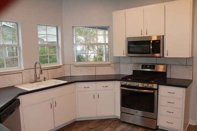 Building Photo - 1737 Bolton Village Ln
