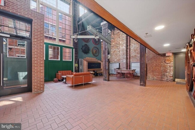 Building Photo - 130-36 N Bread St