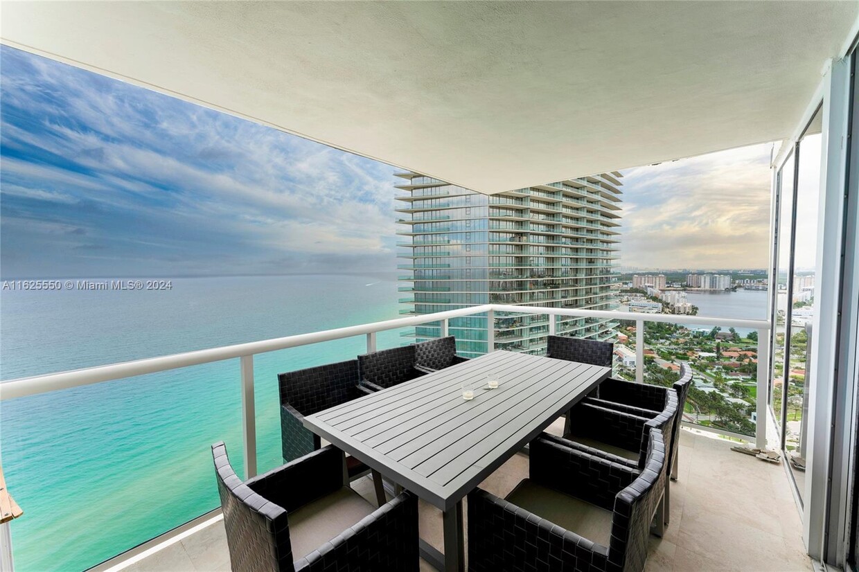 Foto principal - 19111 Collins Ave