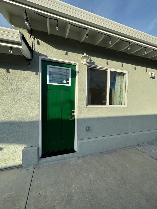 Building Photo - 2114 Derby Ave