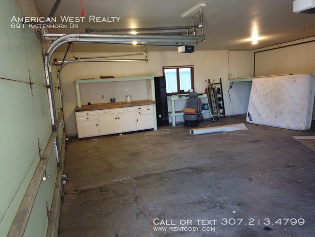 Building Photo - Single-level 2bed/2bath