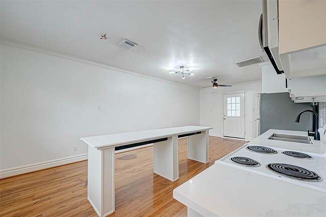 Building Photo - 406 Pecore St