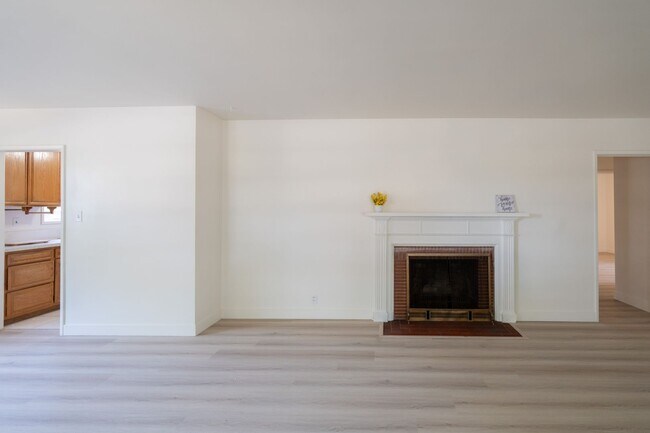 Foto del edificio - Beautiful 3 Bedroom/ 2 Bath Home $3,595/ Mo.