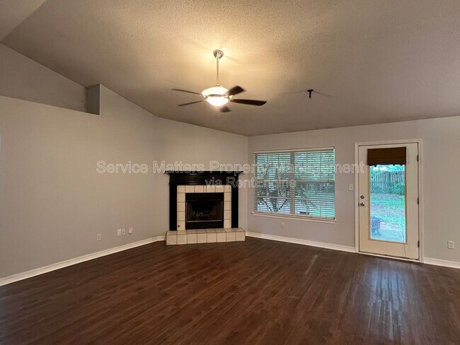 Foto del edificio - 4742 Spencer Oaks Blvd