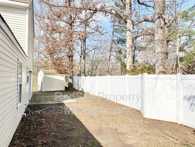 Foto del edificio - 223 Gate House Rd