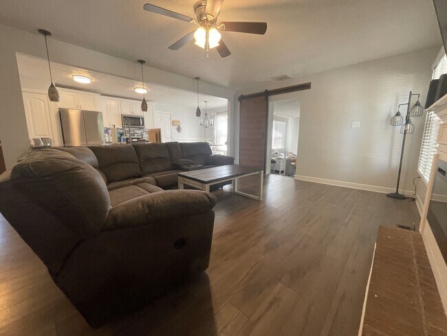 Foto del edificio - Beautifully Updated 3 Bed Home with Bonus ...