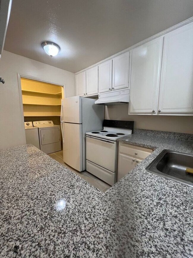 Foto del edificio - Updated 3/1.5 Condo with lots of parking