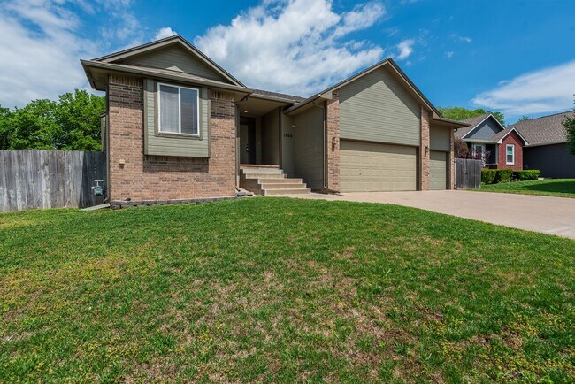 Building Photo - Beautiful 4 Bed 3 Bath In Prestigious Derb...