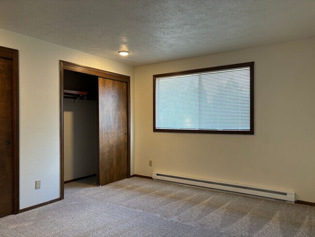 Building Photo - Large Two Bedroom Duplex in South Salem