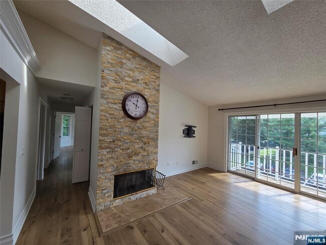Building Photo - 620 Plum Terrace
