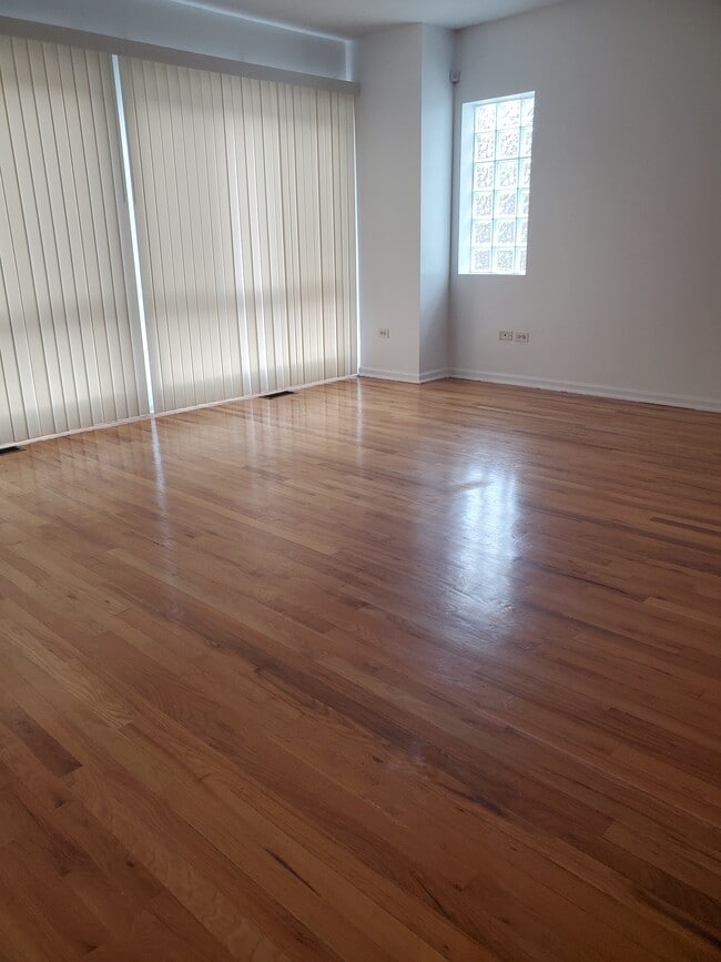 Living room/dining room - 6127 S Woodlawn Ave