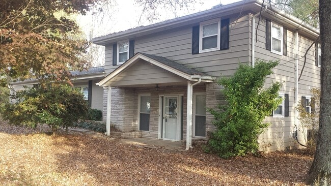 Foto del edificio - Large 2 Story Home 2540 SFT 3 Bed 2 Bath Home