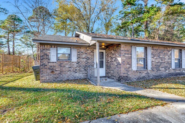 Building Photo - Your Perfect Retreat in Gadsden Acres