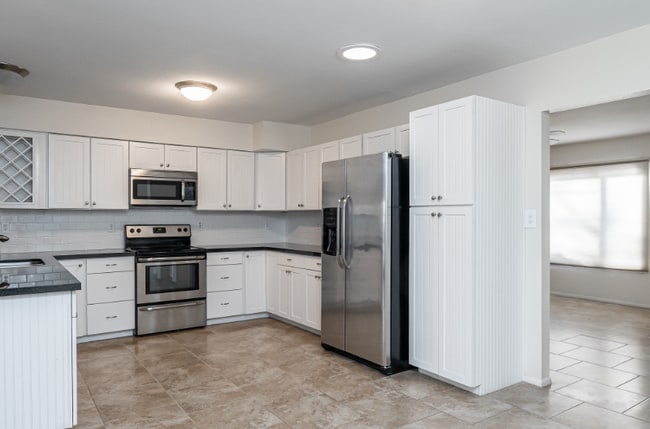 Building Photo - 2706 E Dahlia Dr