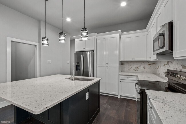 Building Photo - 4 br, 4 bath Duplex - 204 North Getzendane...