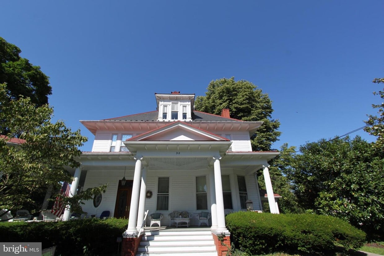 312 S Samuel St Unit D, Charles Town, WV 25414 Room for Rent in Charles Town, WV