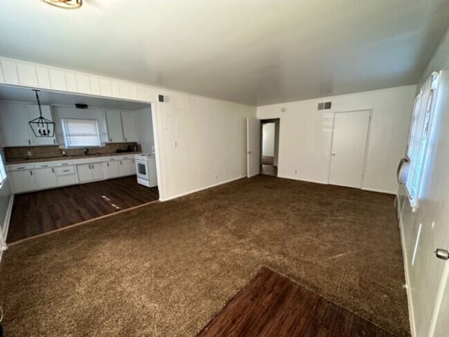 Foto del edificio - 2 bdrm, 1 bath, 2-car garage - remodeled p...