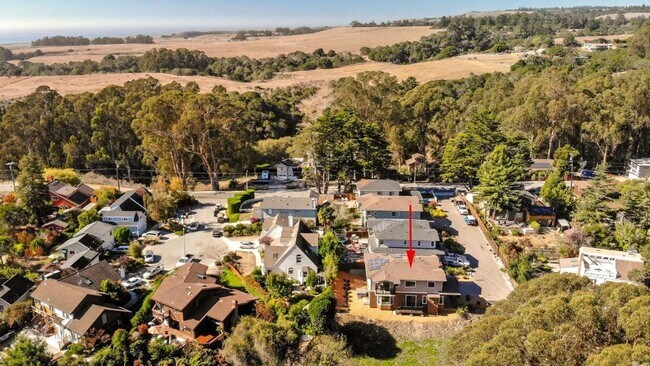 Building Photo - Westside Beauty with Privacy