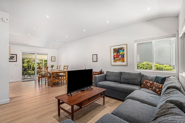 Building Photo - Stunning Remodeled 4 Bedroom Home in Charm...
