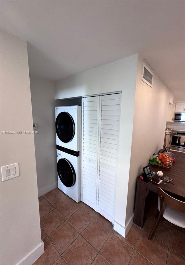 Building Photo - 9227 SW 87th Ave