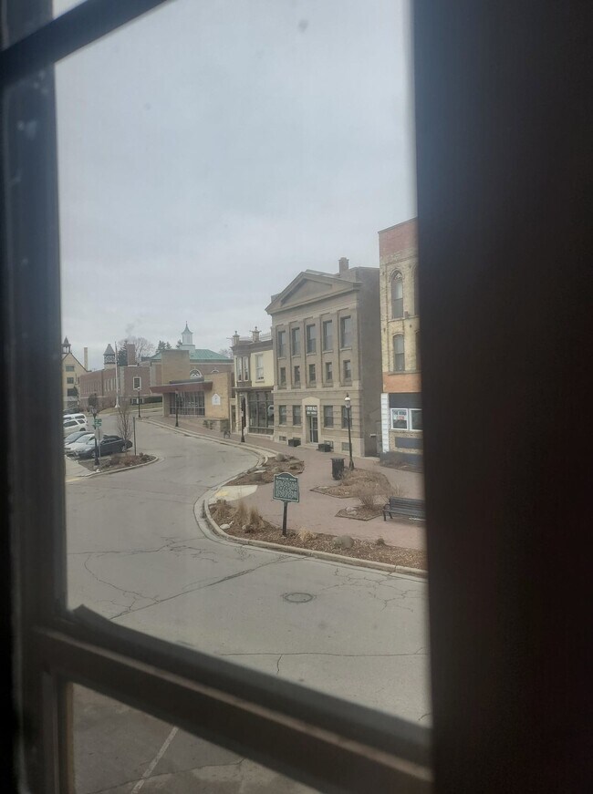 Foto del edificio - 243 N Main St