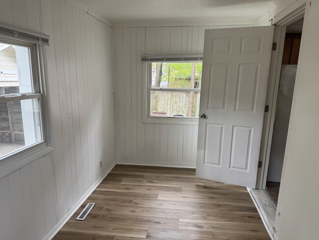 Building Photo - 2 bedroom 1 bath $1150 including water/sew...