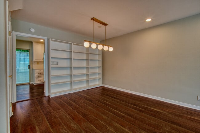 Foto del edificio - 14101 Dickens St