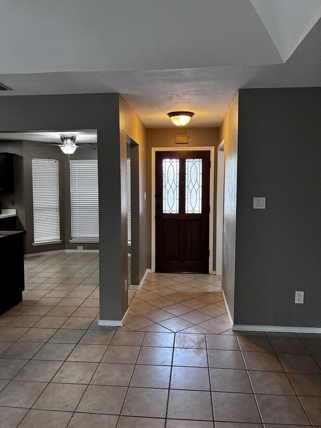 Building Photo - 2112 Pin Oak Rd