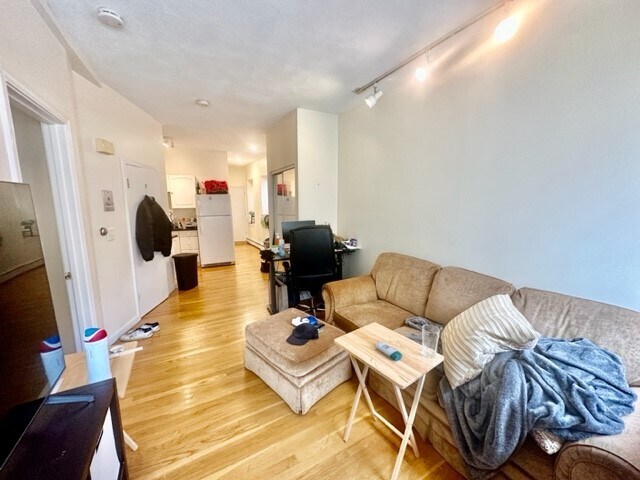 Building Photo - 392 Commercial St