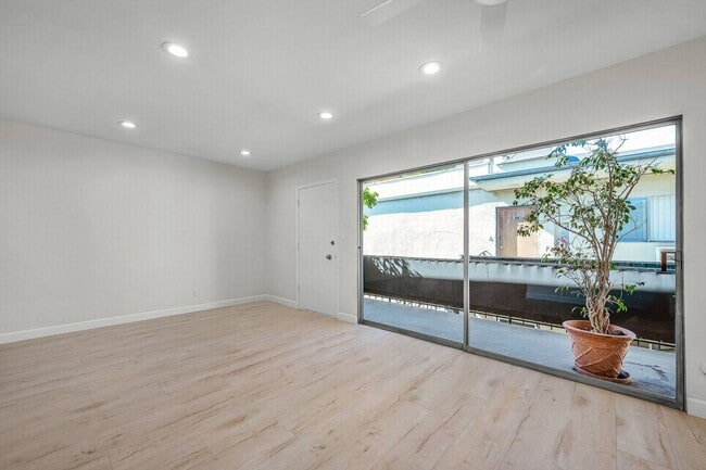 Foto del edificio - Stunning 2+2 in a mid-century complex