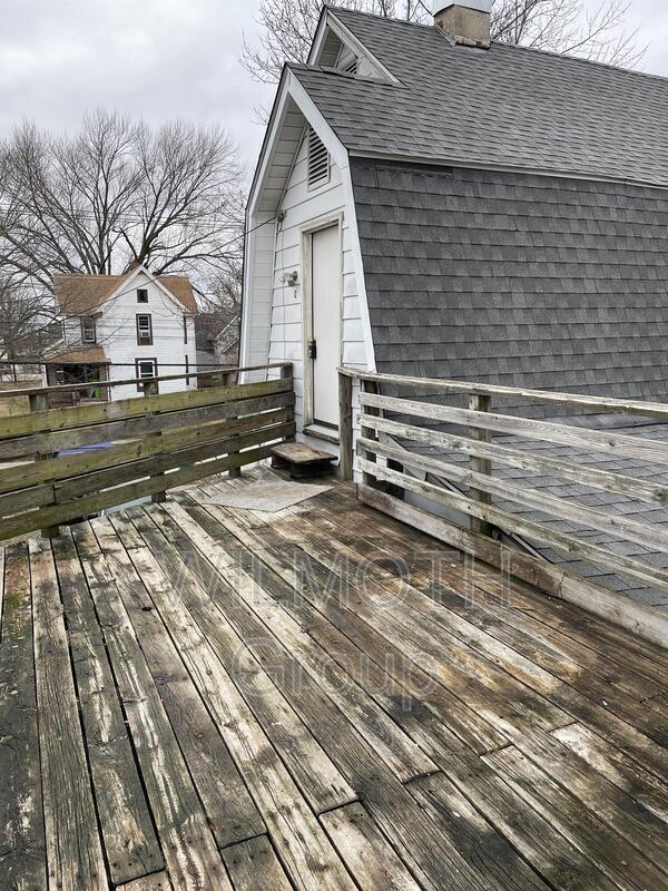 Primary Photo - 210 Whitlock Ave