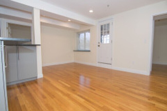 Foto del edificio - This is a steal for a 3 bed 2 bath in BROOKLINE!!!
