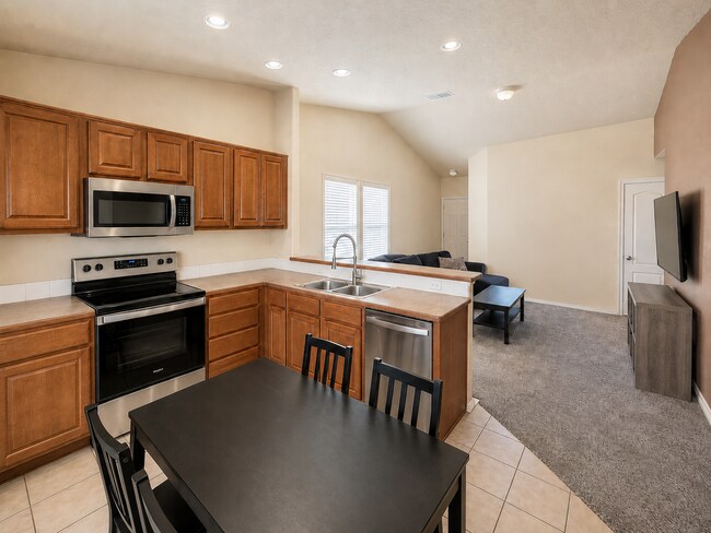 Foto del edificio - Bright Open-Concept Home with Fenced Yard, Double Garage & Community Amenities