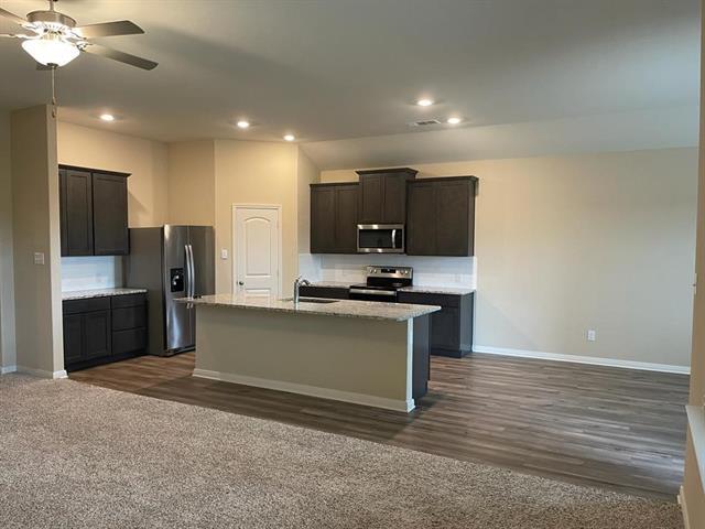 Building Photo - 2103 Dahlia Way