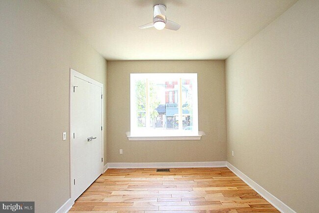 Building Photo - 2701 W Girard Ave
