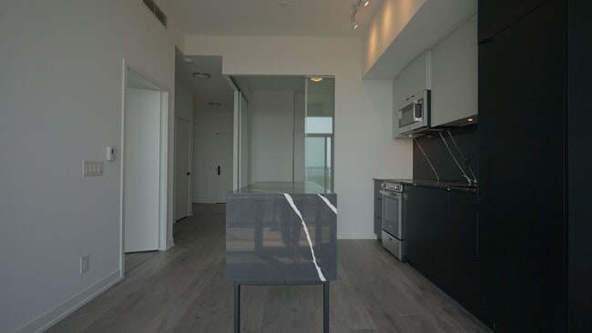 Building Photo - 285-1285 Dufferin St