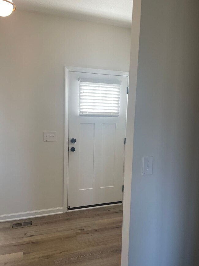 Building Photo - BEAUTIFUL 5 BEDROOM HOME  WITH LAKE VIEW A...