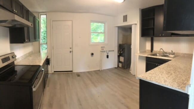 Building Photo - 2 Bed 1 Bath Home