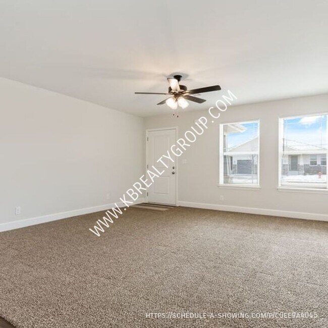 Building Photo - Newer 3 Bed Single Level Duplex in Blue Sp...
