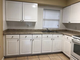 Building Photo - 2 Bed/1 Bath 7224 N STERLING AVE UNIT B