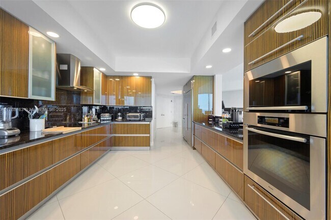Building Photo - 2711 S Ocean Dr