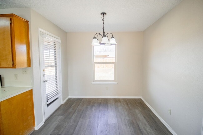 Building Photo - Charming 3-Bed, 2-Bath Home located in a cul-de-sac!