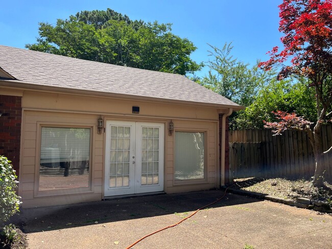 Building Photo - Great Collierville Neighborhood! Over 2000...