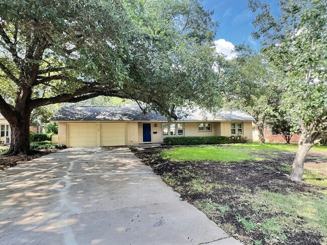 Building Photo - 635 Rockhill Drive